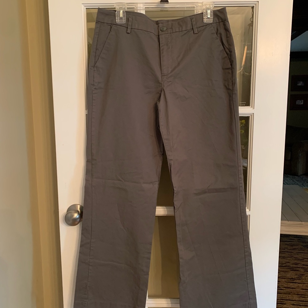Gap Khakis size 10 short/ankle in gray. Mid-rise wide leg. Great worn condition.